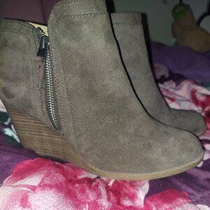 Chocolate brown suede ankle wedges😍.